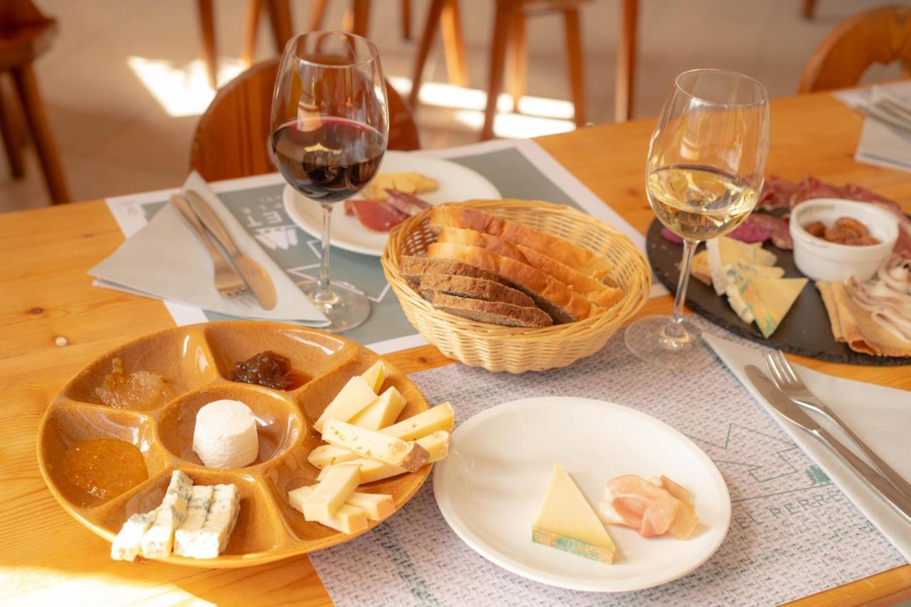 Hotel&restaurant Perret - Mountain People